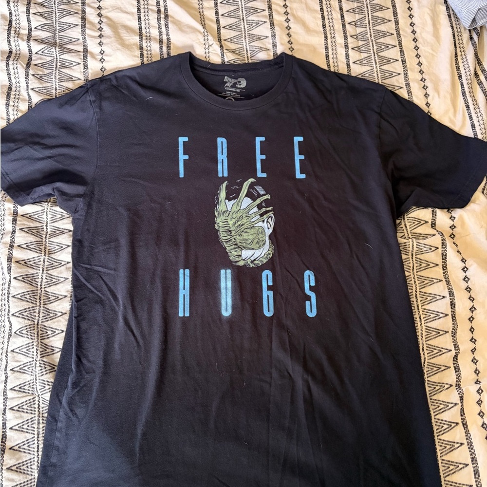 Free Hugs Graphic Short Sleeve Tee - Black